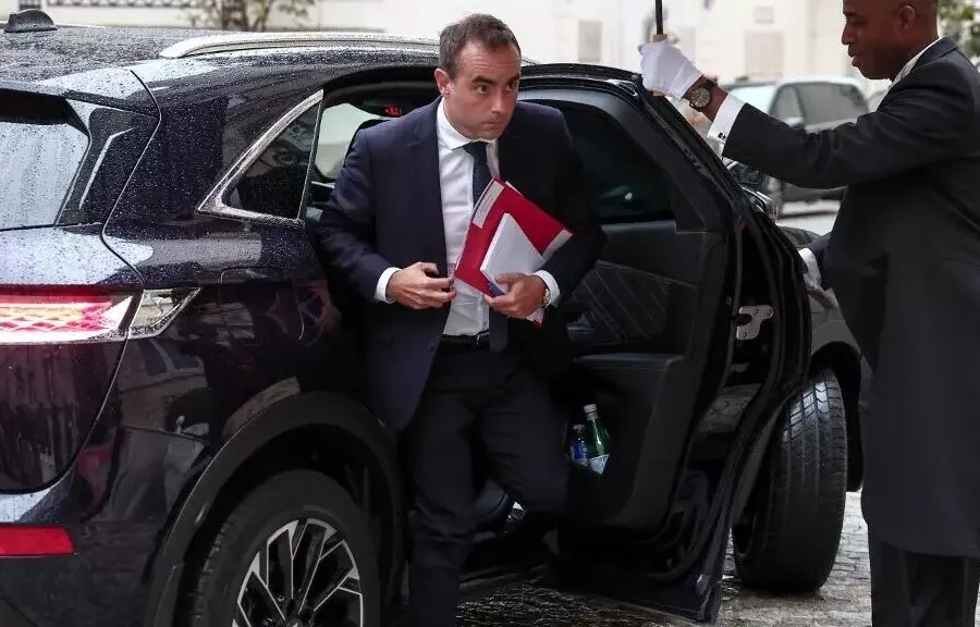 ルコルヌ新首相は、フランスの予算の新たなスタートを切ろうとして、休日の削減を破棄します。