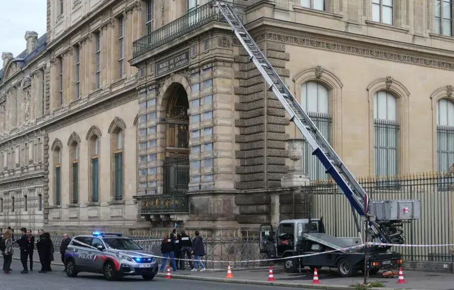 警察が宝石強盗ギャングを追い詰める中、ルーブル美術館は2日目閉鎖されたままです