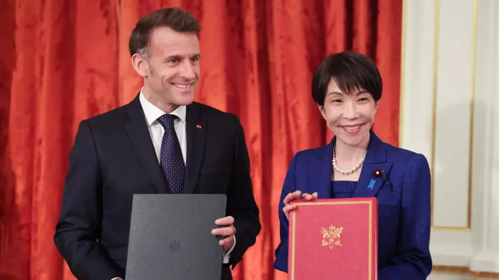 フランスと日本は関係を深め、中東の緊張が高まる中、冷静さを促す
