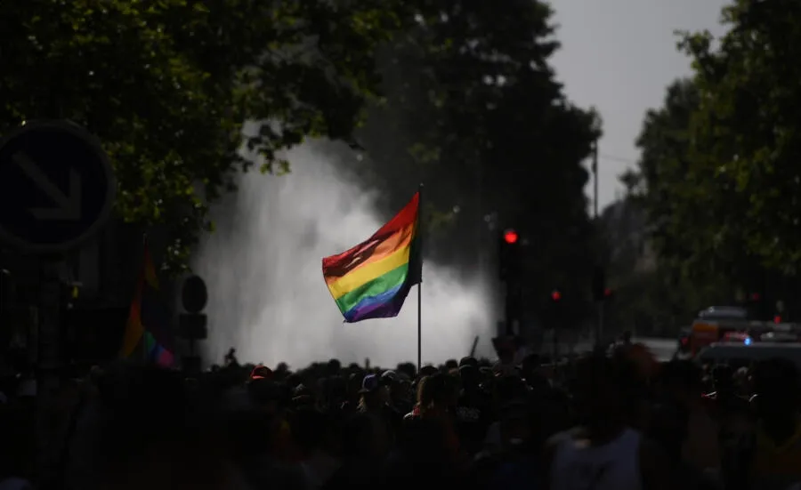 フランスの法案は、同性愛で投獄された数千人を補償しようとしています