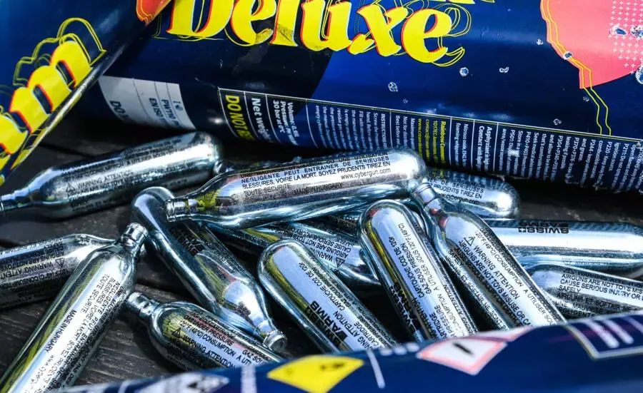 フランスは、娯楽利用に対抗するために、笑いガスの販売を制限することを検討しています。