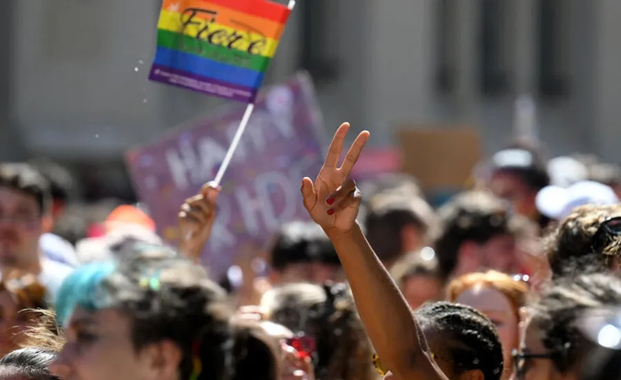 フランスや世界中で、反LGBTの憎悪との戦いが起こっている