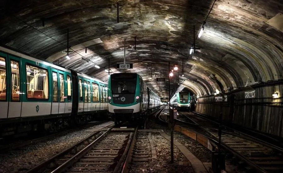 パリの地下鉄の汚染をマッピングすると、赤の3つの駅が明らかになった