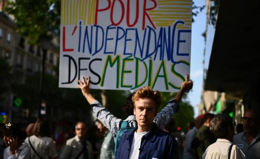 法的抜け穴はフランスの報道の自由を損なっている、と報告書は警告する