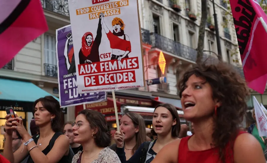 フランスは中絶の権利を憲法に定めることで歴史を作る