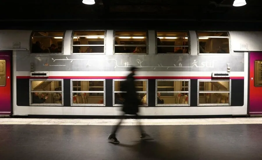 パリの列車の運転手は、オリンピックのボーナスをめぐってストライキ行動に参加する