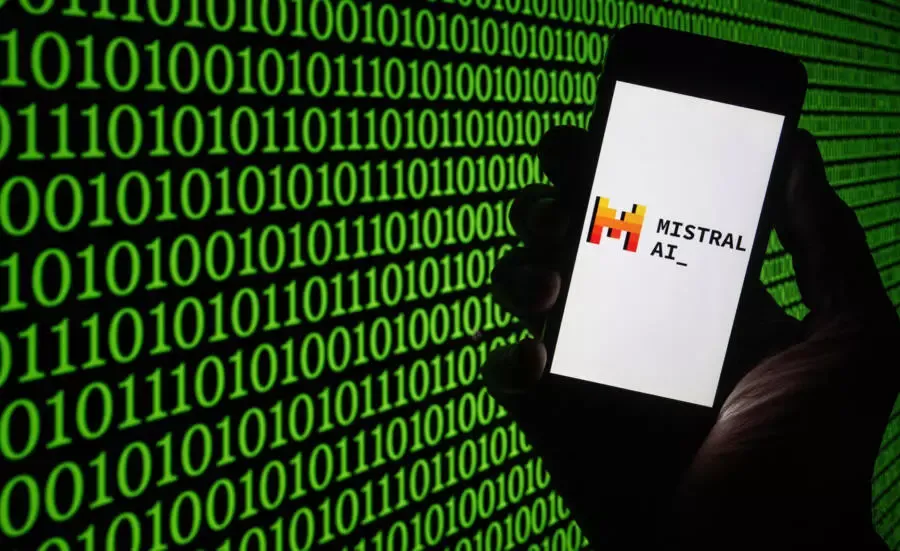 Le Chatアプリの発売について、フランスのMistral AIはUAEが支援する開発者とチームを組んだ