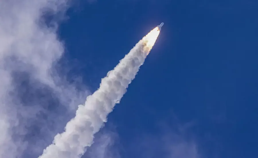 フランスの軍用衛星を搭載したヨーロッパのアリアン6号の最初の商業打ち上げ