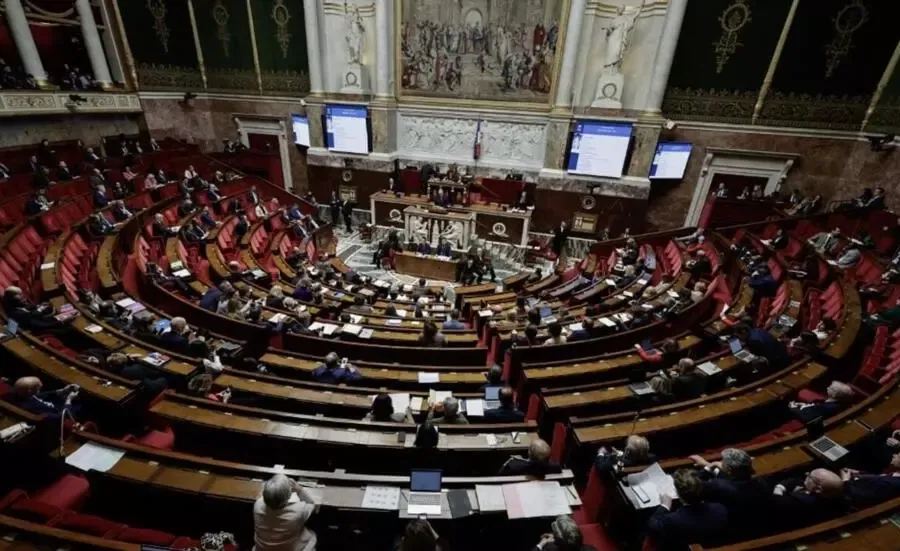 議会の議論が緊張を巻き起こす中、フランスはウクライナをめぐって分裂した