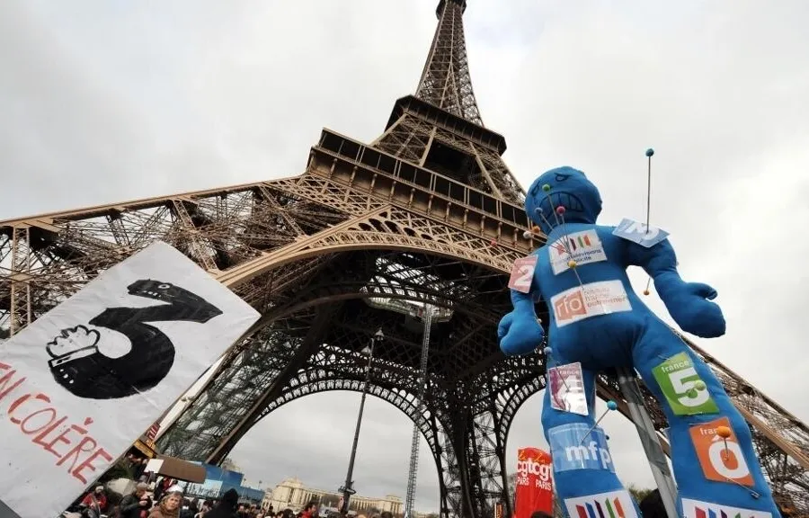 なぜ、RFIを含むフランスの公共メディアは、今週の火曜日にストライキを行うのでしょうか？