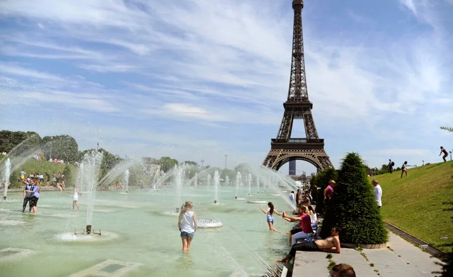 フランス全土で熱波が続く中、50の地域が厳戒態勢