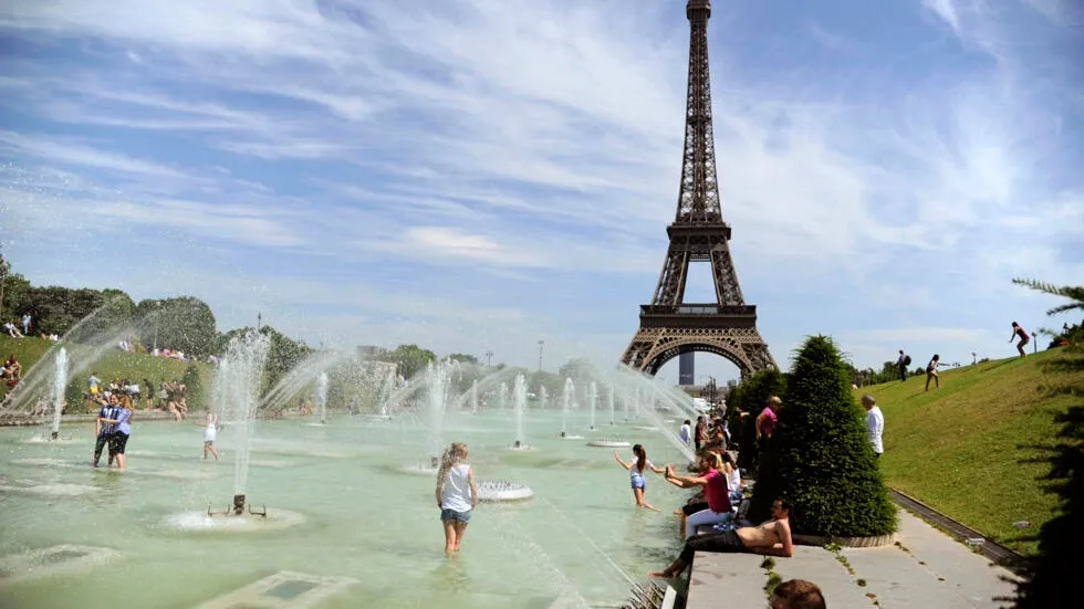 フランス全土で熱波が続く中、50の地域が厳戒態勢