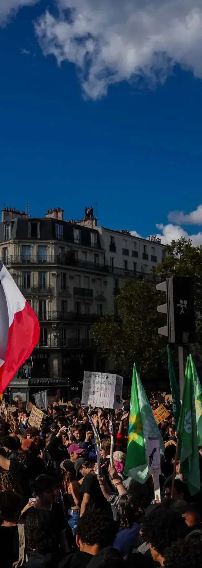 フランスは教師と学生の代表を増やすことを約束していますが、抗議は続いています。