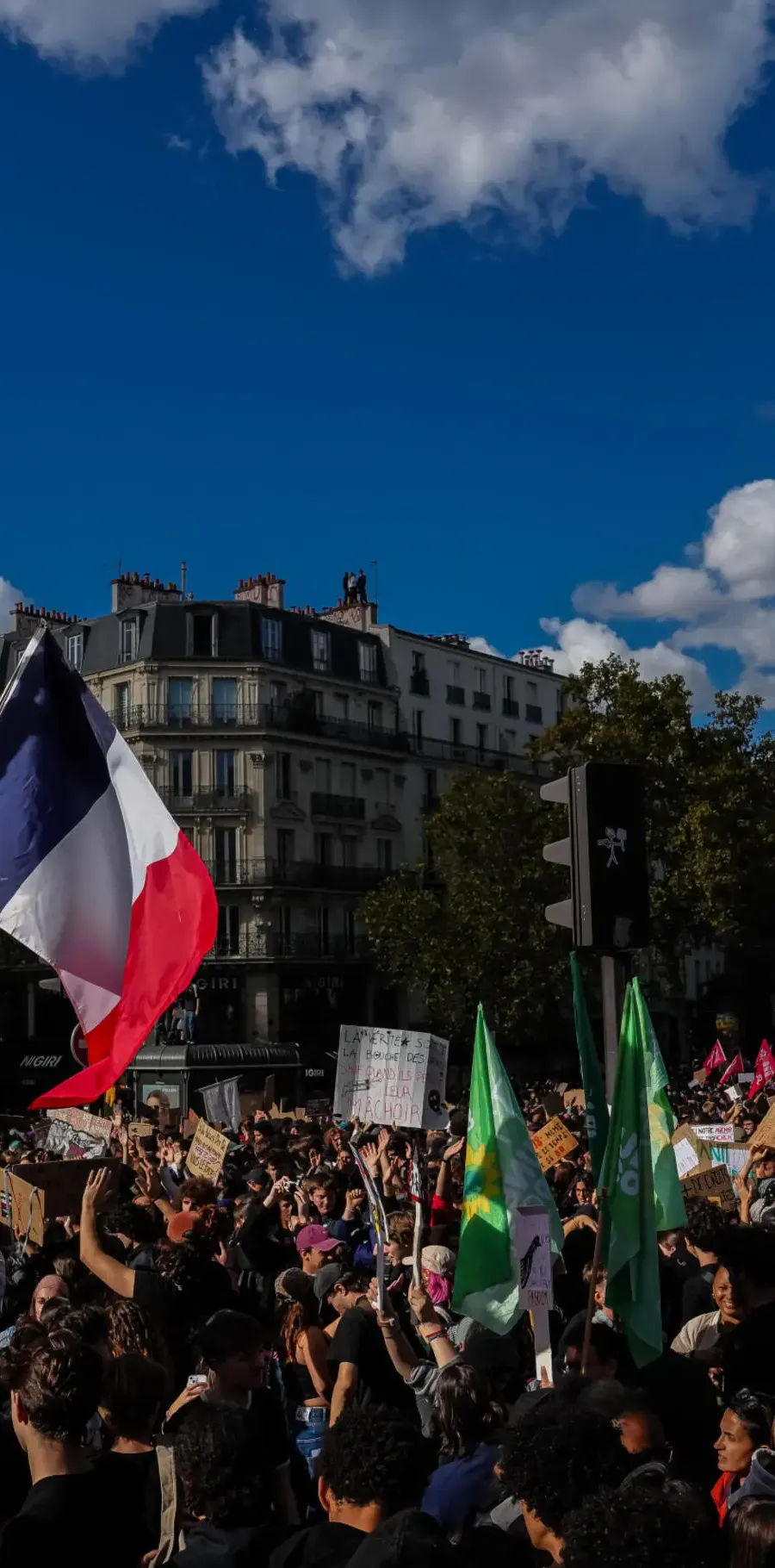 フランスは教師と学生の代表を増やすことを約束していますが、抗議は続いています。