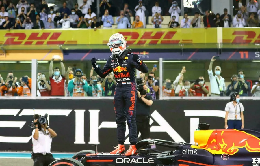 F1：マックス・フェルスタッペンが、ルイス・ハミルトンを抑えてワールドタイトルを獲得