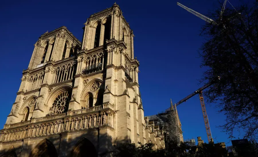 フランスは、ノートルダム大聖堂に入るために観光客に料金を請求することを熟考している