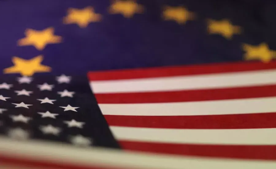 マクロンは米国の関税停止を「脆弱」と呼び、EUに強いままでいるよう促す