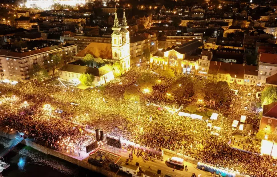 オルバンの追放後、ブダペストでの自発的な大規模祝祭