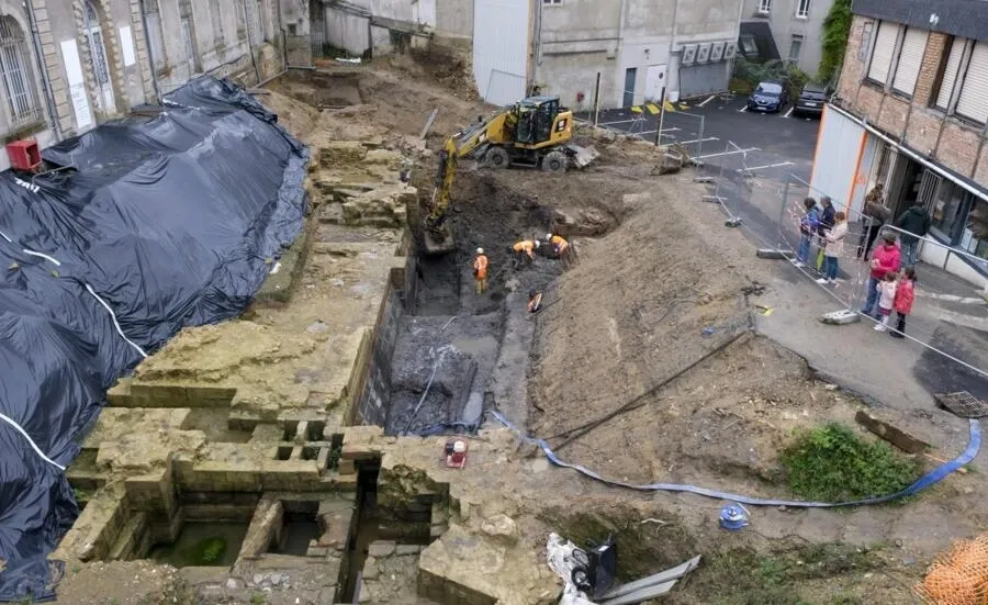 フランスの考古学者は、ブルターニュの荘園の下から中世の城を掘り出す