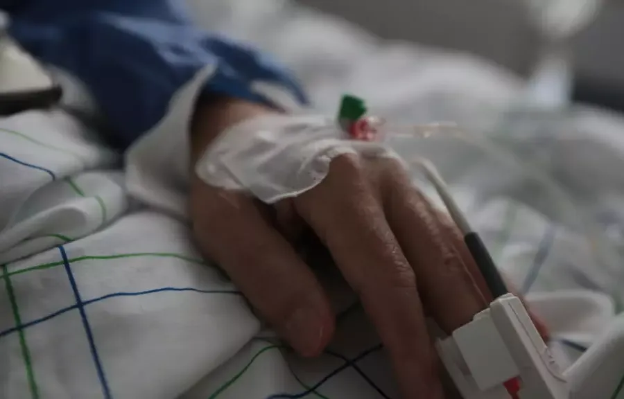 フランスは、厳格な規則と安全策を備えた安楽死法を推進しています