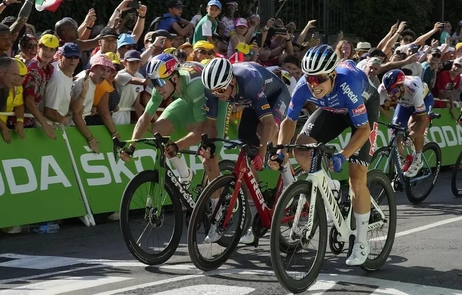 2022年ツール・ド・フランス:第15ステージでフィリップセンが優勝、ヴィンゲゴールは2人の副官を失う。