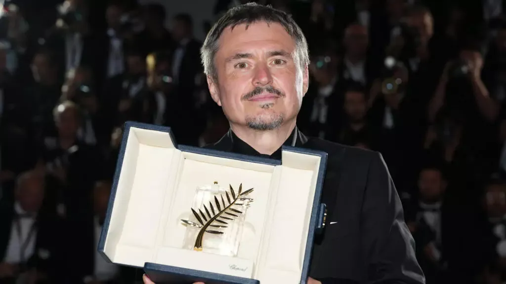 ルーマニアの監督が感動的なカンヌ式典でパルム・ドールを受賞