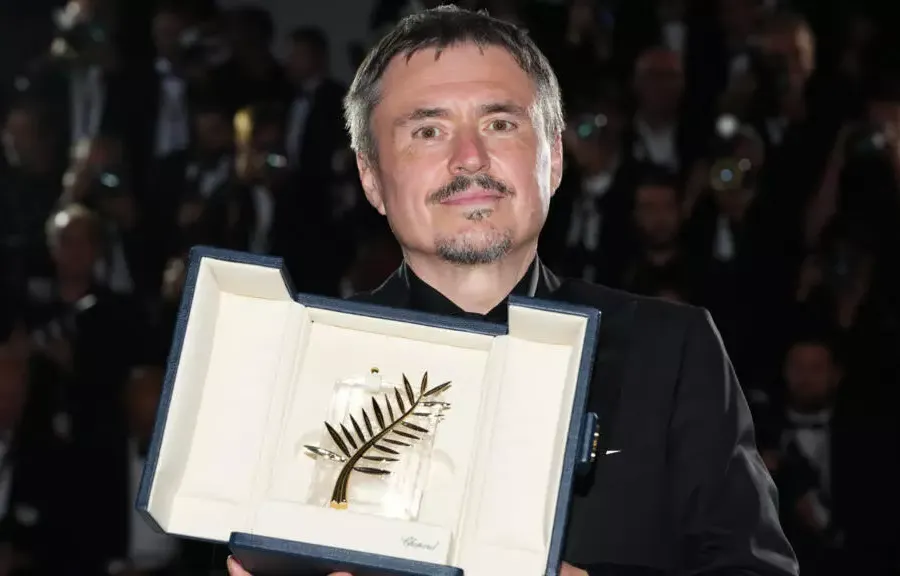 ルーマニアの監督が感動的なカンヌ式典でパルム・ドールを受賞