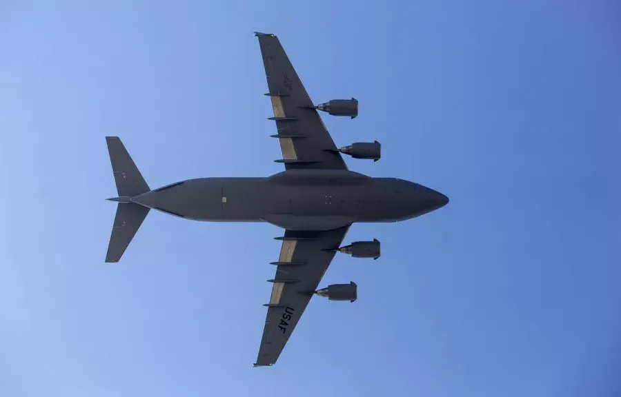 フランスは米国便の封鎖を否定し、イスラエルは防衛関係を断ち切った。