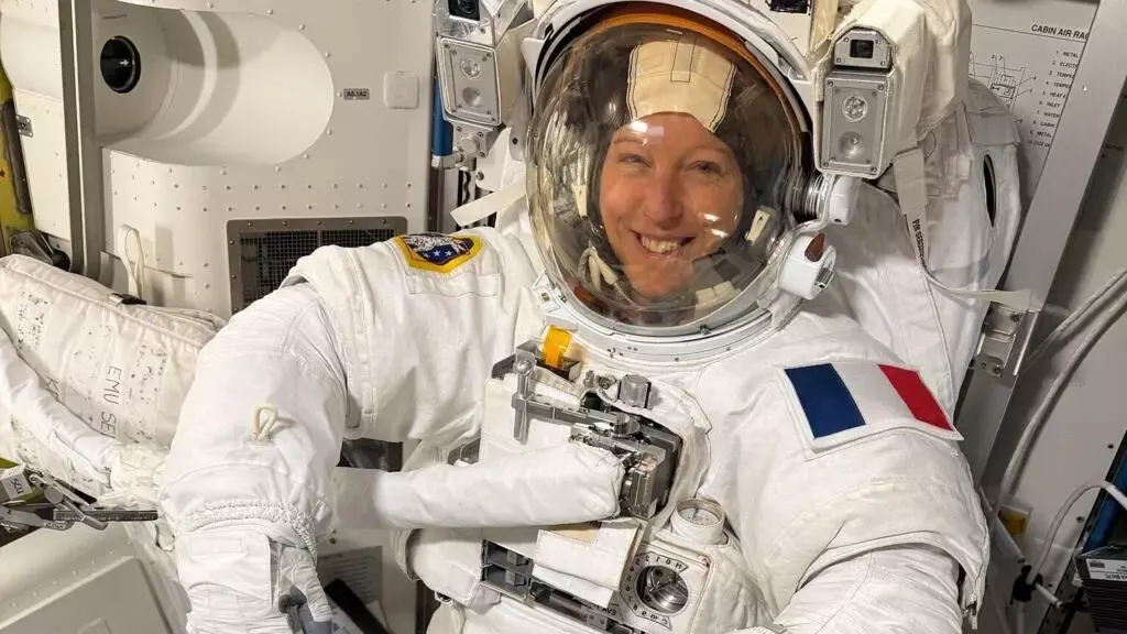 フランスの宇宙飛行士アデノは、歴史的な宇宙遊泳で大きな飛躍を遂げました