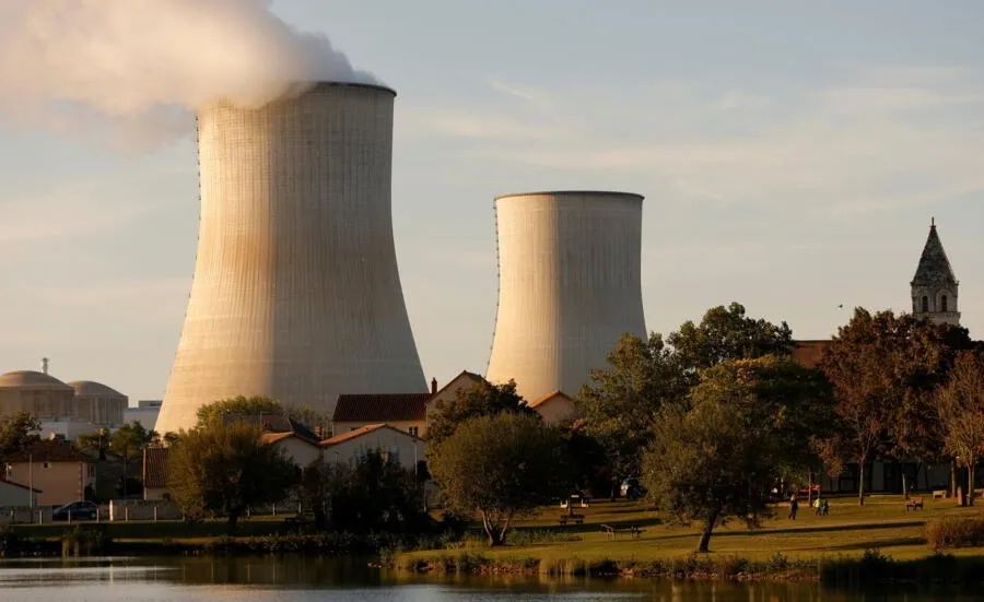 フランスの電力会社が原子力発電所の冷却システムに深い亀裂を発見