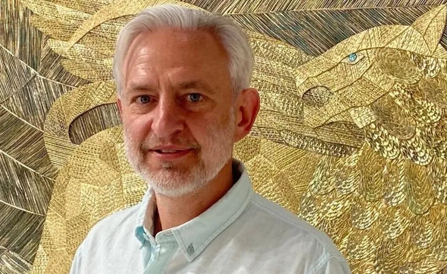 ヴァディム・ガリン、光を彫刻する段ボールと金箔