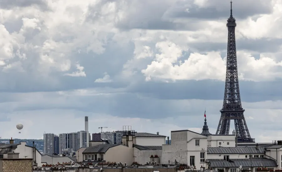 フランスは、棺がエッフェル塔に残された後、外国の干渉を疑う