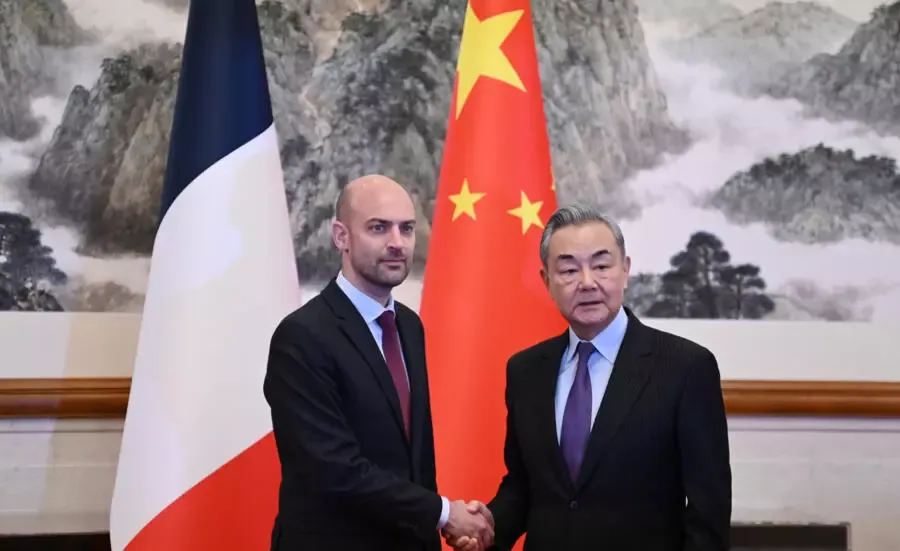 フランスの外務大臣は、中国がロシアをウクライナの交渉のテーブルに連れて行くのを手伝うことができると言います