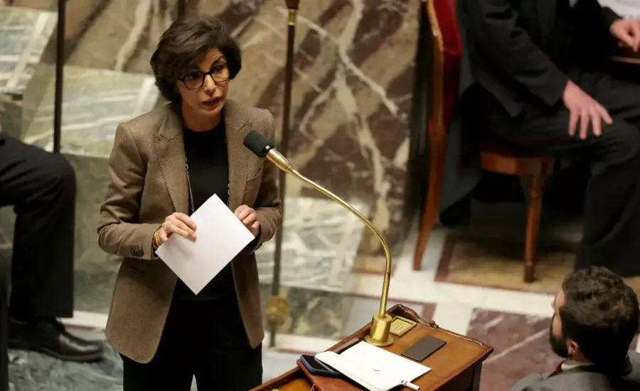 フランスの論争の的となっている公共放送改革は、議会での論争の後、停止した