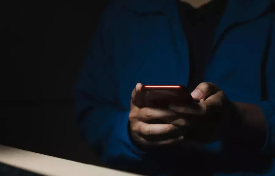若いユーザーがオンラインジハードに陥るにつれて、フランスはテロリスクの高まりに直面しています